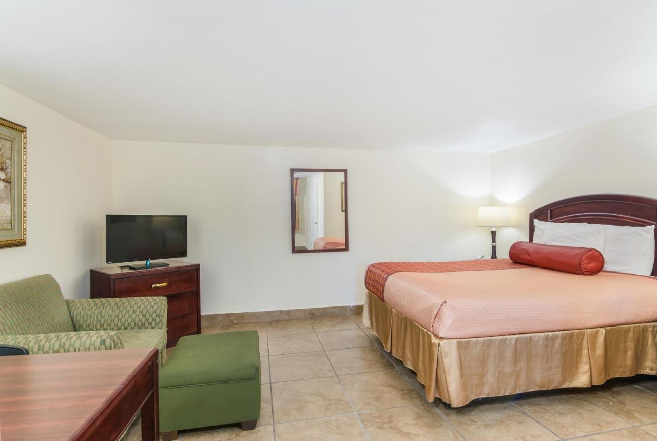 Weedsport Rodeway Inn מראה חיצוני תמונה
