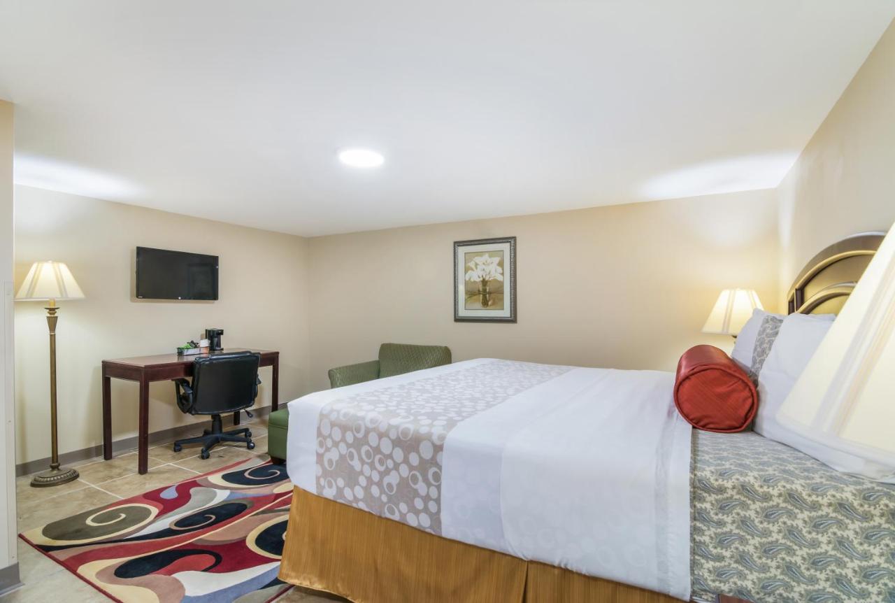 Weedsport Rodeway Inn מראה חיצוני תמונה
