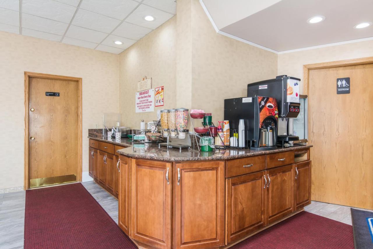 Weedsport Rodeway Inn מראה חיצוני תמונה