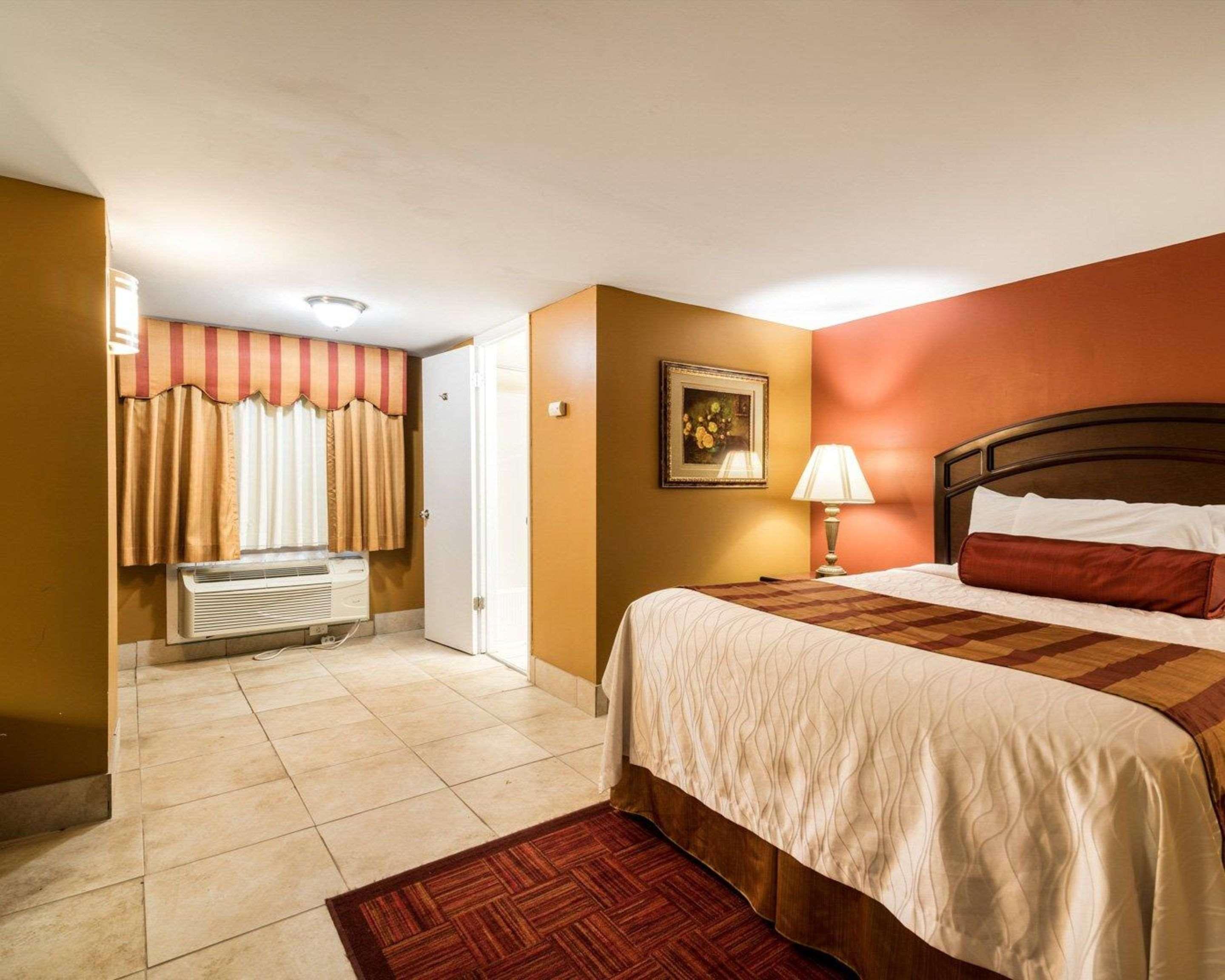 Weedsport Rodeway Inn מראה חיצוני תמונה